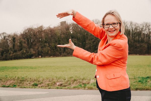 Im Hintergrund ist die Wormersdorfer Tomburg zu sehen