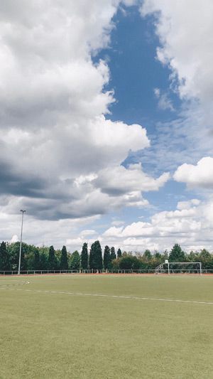 Fußballstadion mit Blick auf die Tomburg