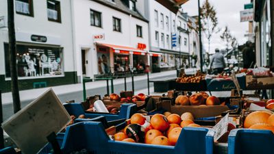 Obst und Gemüse auf der Hauptstraße in Alt-Meckenheim