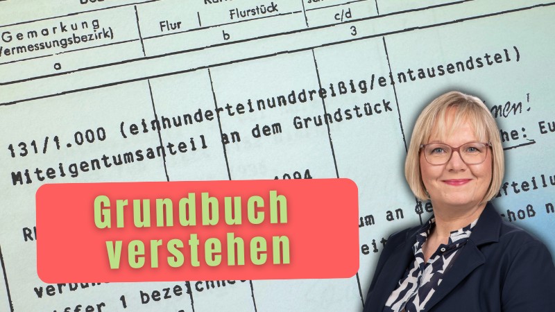 Stephanie Schäfer vor einem Grundbuchauszug als Werbung für ein Webinar "Grundbuch verstehen"